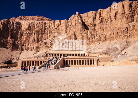 Der Tempel der Königin Hatshepsut in Deir el-Bahari am Westufer des Nils. Stockfoto