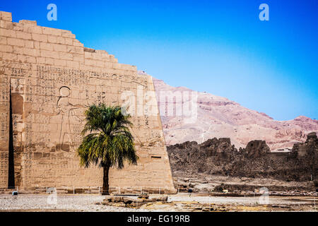 Bestandteil der ersten Pylon der Tempel von Medinet Habu in Ägypten. Stockfoto