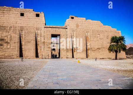 Die ersten Pylon der Tempel von Medinet Habu in Ägypten. Stockfoto