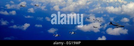 Eine US Luftwaffe b-52 Stratofortress Bombenflugzeuge aus der 20. Expeditionary Bomb Squadron führt eine Formation von zwei f-16 Fighting Falcon-Jagdflugzeug, 18. Aggressor Squadron, eine F-16CJ Fighting Falcon von Misawa, Japan, eine F-15J Eagle von Chitose, Japan, zwei f-Japan Air Self-Defense Force 2 Angriff Kämpfer aus der 6. Tactical Fighter Squadron, zwei Flugzeuge der U.S. Navy EA-6 b Prowler von Electronic Attack Squadron zugewiesen , ein Flugzeug der US Navy E - 2C Hawkeye und eine japanische E - 2C Hawkeye auf einem Flug über Guam am 21. Februar 2011, während der Norden zu bewältigen-Übung. Der US-Air-Fo Stockfoto