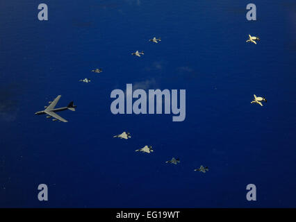 Eine US Luftwaffe b-52 Stratofortress Bombenflugzeuge aus der 20. Expeditionary Bomb Squadron führt eine Formation von zwei f-16 Fighting Falcon Flugzeuge, 18. Aggressor Squadron, eine F-16CJ Fighting Falcon von Misawa, Japan, eine F-15J Eagle von Chitose Japan, zwei f-Japan Air Self-Defense Force 2 Angriff Kämpfer aus der 6. Tactical Fighter Squadron, zwei Flugzeuge der U.S. Navy EA-6 b Prowler von Electronic Attack Squadron zugewiesen , ein Flugzeug der US Navy E - 2C Hawkeye und eine japanische E - 2C Hawkeye auf einem Flug über Guam 21. Februar 2011, während der Norden zu bewältigen-Übung. Die US Air Force und Ja Stockfoto