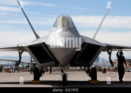 US Air Force Airman 1st Class Ryan Pottmeyer, 3. Aircraft Maintenance Squadron Crewchief, Elmendorf Air Force Base, Alaska, Prüfungen unter den Fittichen von einer f-22 Raptor während rote Fahne 11-3 auf der Nellis Air Force Base in Nevada, 1. März 2011. Rote Fahne ist ein realistisches Kampftraining-Übung mit den Luftstreitkräften der Vereinigten Staaten und ihrer Verbündeten. Die Übung wird nördlich von Las Vegas auf der Nevada Test und Trainingsbereich gehostet. Senior Airman Brett Clashman Stockfoto