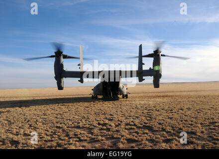 Ein US-Air Force CV-22 Osprey Tiltrotor Flugzeug zugewiesen 8. Special Operations Squadron bereitet ausziehen 1. März 2011, mit Soldaten, Alpha Company, 4. Bataillon, 10. Special Forces Group während Smaragd Warrior 2011 bei Cannon Air Force Base zugewiesen, N.M. Emerald Krieger ist eine jährliche, zwei Wochen Gelenk/kombinierter taktische Übung gesponsert von U.S. Special Operations Command, realistische Trainingsmöglichkeiten für konventionelle und spezielle Betriebe Kräfte zur Verfügung stellen.  Techn. Sgt. DeNoris Mickle Stockfoto