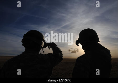 US-Armeesoldaten von Alpha Company, 4. Bataillon, 10. Special Forces Group, Fort Carson, Colorado, beobachten eine CV-22 Osprey bei Emerald Krieger 2011, Kanone AFB, N.M., März 1. Smaragd Warrior ist ein U.S. Special Operations Command gesponsert, multiservice Übung entwickelt, um Lehren aus Operationen Operation Iraqi Freedom und Enduring Freedom Kampfkommandanten ausgebildet und bereit Kräfte zukommen zu nutzen.  Foto: US Air Force Tech Sgt DeNoris MickleReleased Stockfoto