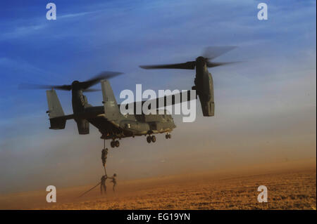 US-Armeesoldaten von Alpha Company, 4. Bataillon, 10. Special Forces Group, Fort Carson, Colorado, verlassen Sie ein CV-22 Osprey mit Seil während der Smaragd Warrior 2011 bei Cannon AFB, N.M., März 1. Smaragd Warrior ist ein U.S. Special Operations Command gesponsert, multiservice Übung entwickelt, um Lehren aus Operationen Operation Iraqi Freedom und Enduring Freedom Kampfkommandanten ausgebildet und bereit Kräfte zukommen zu nutzen.  Foto: US Air Force Tech Sgt DeNoris MickleReleased Stockfoto