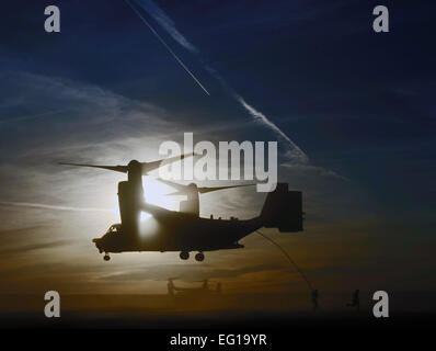 US-Soldaten, Alpha Company, 4. Bataillon, 10. Special Forces Group-Exit ist ein US-Air Force CV-22 Osprey Tiltrotor Flugzeug 1 März während Smaragd Warrior 2011 bei Cannon Air Force Base, N.M. Smaragd Warrior eine jährliche, zwei Wochen Gelenk/kombinierter taktische Übung gesponsert von U.S. Special Operations Command zu realistischen Trainingsmöglichkeiten für konventionelle und spezielle Betriebe Kräfte zugewiesen.  Techn. Sgt. DeNoris Mickle Stockfoto