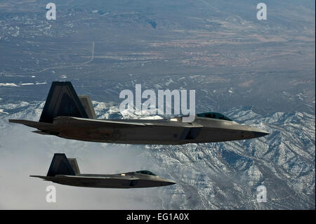 Eine 2-Schiff der US-Air Force f-22 Raptor, 3. Kämpfer-Flügel, Elmendorf Air Force Base in Alaska, überfliegen die Nevada Test und Training für eine Ausbildungsmission während rote Fahne 11-3, 2. März 2011. Rote Fahne ist ein realistisches Kampftraining-Übung mit den Luftstreitkräften der Vereinigten Staaten und ihrer Verbündeten. Die Übung wird nördlich von Las Vegas auf der Nevada Test und Trainingsbereich gehostet. Senior Airman Brett Clashman Stockfoto