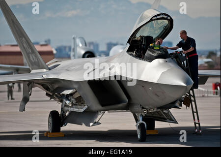 US Air Force Airman 1st Class Jonathan Foster, 49. Aircraft Maintenance Squadron, Crewchief von Holloman Air Force Base, N.M. schüttelt Hände mit Generalmajor Daniel Lehoski, 8. Fighter Squadron, pilot, bevor er in eine f-22 Raptor für eine Ausbildungsmission während rote Fahne 11-3 auf Nellis Air Force Base, Nevada, 2. März 2011 fährt. Rote Fahne ist ein realistisches Kampftraining-Übung mit den Luftstreitkräften der Vereinigten Staaten und ihrer Verbündeten. Die Übung findet nördlich von Las Vegas auf der Nevada Test und Trainingsbereich--die US-Luftwaffe premier Truppenübungsplatz mit mehr als 12.000 man Stockfoto