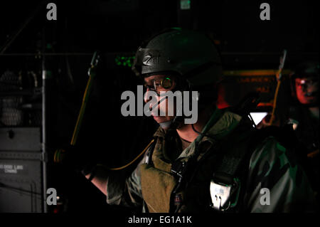 US Air Force Airman 1st Class Randy Theisen, Student der Bekämpfung Controller wartet auf den Befehl, springen von der Rampe des Flugzeuges MC - 130 P Combat Schatten während Smaragd Krieger, 4. März 2011, bei Hurlburt Field, Florida Smaragd Warrior ist ein U.S. Special Operations Command gesponsert, multiservice Übung entwickelt, um Lehren aus der Operation Iraqi Freedom Operationen nutzen und Enduring Freedom ausgebildet und bereit für Kräfte, Kampfkommandanten.  Tech Sgt. Manuel J. MartinezReleased Stockfoto