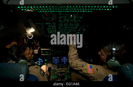 Durchführen Sie US Air Force Captain Travis Kuenzi und 1st Lt. Alexander Hanna, beide zur 816th Expeditionary Airlift Squadron versetzt, Motorstart-up Verfahren auf ein Frachtflugzeug der US Air Force c-17 Globemaster III vor ein Luft-Lieferung-Mission. Die c-17 Aircrew Luft geliefert Ladung, bestehend aus Kraftstoff und andere verschiedene Lieferungen zu einem entfernten vorwärts operating Base in Afghanistan. Kapitän Kuenzi und Lieutenant Hanna werden bereitgestellt von der 7. Airlift Squadron McChord Air Force Base, Wash  Master Sergeant Adrian Cadiz Stockfoto