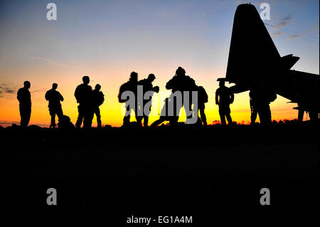 US-Operational Detachment Alpha Soldaten, auch bekannt als "Green Berets," vom 4. Bataillon, 10. Special Forces Group aus Fort Carson, Colorado, sichern ihre Sprung-Ausrüstung und bereiten eine KC-130 Flugzeuge an die Stennis Space Center, Frl., während Smaragd Krieger am 3. März 2011 an Bord. Smaragd Warrior ist ein U.S. Special Operations Command gesponsert, multiservice Übung entwickelt, um Lehren aus Operationen Operation Iraqi Freedom und Enduring Freedom Kampfkommandanten ausgebildet und bereit Kräfte zukommen zu nutzen. US-Luftwaffe Foto von SSgt Jonathan LoveladyReleased Stockfoto