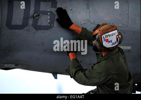 US Marine Corps CPL. Rocky Littlewind, ein Flugkapitän auf eine AV-8 b Harrier vom Marine Corps Air Station, Yuma, Arizona, führt eine Vorflugkontrolle auf seinem Flugzeug vor einer Mission zur Unterstützung der Emerald Krieger am Tyndall AFB, Florida, am 9. März 2011. Smaragd Warrior ist ein U.S. Special Operations Command gesponsert, multiservice Übung entwickelt, um Lehren aus Operationen Operation Iraqi Freedom und Enduring Freedom Kampfkommandanten ausgebildet und bereit Kräfte zukommen zu nutzen. US-Luftwaffe Foto von SSgt Jonathan LoveladyReleased Stockfoto