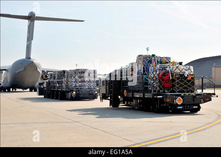 Rettungsgeräte für Japan gebunden wird in ein Frachtflugzeug der US Air Force c-17 Globemaster III 12. März 2011, bei gemeinsamen Basis Andrews, MD. Air Transportation Flieger aus der 89. verschoben, dass Antenne Port Geschwader 14 Paletten technische Search and Rescue-Ausrüstung, einschließlich aufblasbare Swift-Wasserrettung Boote, Generatoren, Graben Rettungs- und Schneidausrüstung vorbereitet. Das Getriebe ist transportiert, um Hilfe zu leisten, nachdem ein Erdbeben und einen Tsunami Japan am 11. März 2011 getroffen.  Senior Airman Perry Aston Stockfoto