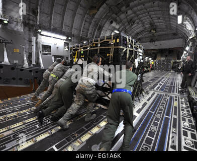 US Air Force Piloten laden eine Palette auf ein Frachtflugzeug der US Air Force C-17A Globemaster III im März Air Reserve Base, Kalifornien, 12. März 2011. Die Lieferungen sind auf dem Weg nach Japan für Erdbebenhilfe.  Staff Sgt Matthew Smith Stockfoto