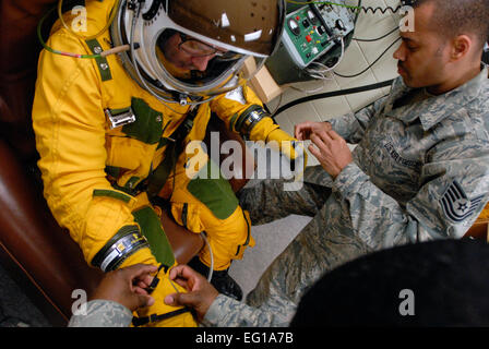 US Air Force Tech SGT Vontez Morrow preps US Air Force u-2 pilot Captain Beau Block für eine humanitäre Mission 13. März 2011. Er fährt von Osan Air Base, Südkorea, um Bilder der Japan Erdbeben und Tsunami betroffenen Gebiete zu erfassen. Sergeant Morrow und Kapitän Block werden die 5. Reconnaissance Squadron zugewiesen.  Senior Master Sergeant Paul Holcomb Stockfoto