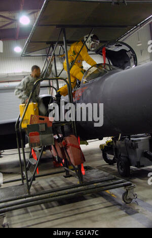 US Air Force Captain Beau Block steigt in ein US-Air Force u-2 Höhen-, Allwetter-Überwachung und Aufklärung Flugzeug 13. März 2011, bei Osan Air Base, Südkorea, eine humanitäre Mission um Bilder von Erdbeben und Tsunami betroffenen Gebieten Japans erfassen zu fliegen. Kapitän-Block ist mit der 5. Reconnaissance Squadron.  Senior Master Sergeant Paul Holcomb Stockfoto