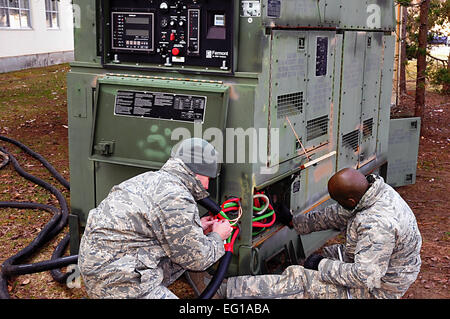 US Air Force Airman 1. Klasse Aaron Cope, rechts, und techn. Sgt Danny Dottin, schließen Sie Netzkabel mit einem Generator im Misawa Inn am 14. März 2011, bei Misawa Air Base, Japan. Misawa Air Base macht verloren, nachdem eine Erdbeben der Stärke 9,0 vor der nordöstlichen Küste von Japan getroffen. Sergeant Dottin und Flieger Cope sind der 18. Civil Engineer Squadron Generator Werkstatt zugeordnet.  Staff Sgt Marie Brown Stockfoto