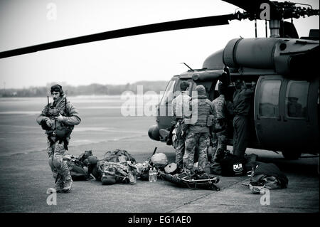 YOKOTA AIR BASE, Japan--laden Mitglieder der 320th spezielle Taktik-Staffel von Kadena Air Base, Japan, ein HH - 60G Pave Hawk hier März 15. Der 320th STS besteht aus Kampf-Controller, Pararescuemen und spezielle Operationen Wetter Teams um überall hingehen und vorwärts operative Standorte und improvisierten Landebahnen einzurichten. Staff Sgt Samuel Morse Stockfoto