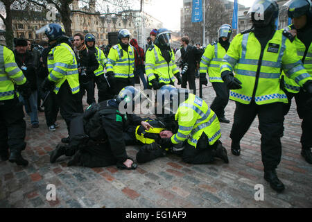 Student clasing mit der Polizei während Studentenprotest in London Stockfoto