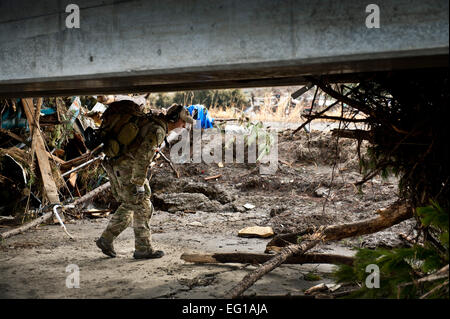 US Air Force Senior Airman Steven Nizbet, ein 320th Special Tactics Squadron STS Pararescueman, sucht nach eingeschlossenen Überlebenden im Flughafen Sendai, Japan, 16. März 2011. Mitglieder der 320th STS von Kadena Air Base, Japan, Sendai Flughafen zu helfen, deaktivieren Sie die Start-und Landebahn und machen es fit für Örtlich festgelegtflügel Flugzeug-Verkehr eingesetzt.  Staff Sgt Samuel Morse Stockfoto