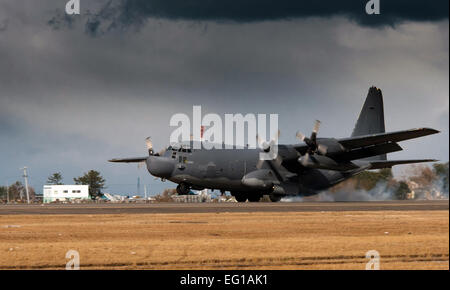 Ein Flugzeug der US Air Force MC - 130H Combat Talon II landet auf dem Flughafen Sendai, Japan, 16. März 2011. Dies ist das erste Örtlich festgelegtflügel Flugzeug zu landen auf dem Flughafen seit einem 9,0 Erdbeben und anschließenden Tsunami verkrüppelt ein Großteil der japanischen Ostküste 11. März 2011. Ein Team von Spezialisten aus der 320th spezielle Taktiken Geschwader aus Kadena Air Base, zusammen mit japanischen Katastrophenschutz-Organisationen gelöscht einen Abschnitt der Start-und Landebahn und wieder hergestellt Kontrollturm Funktionen, ermöglicht direkte Flüge innerhalb und außerhalb des Flugplatzes.  Staff Sgt Samuel Morse Stockfoto