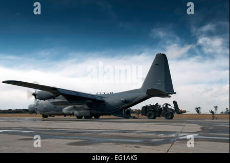 US Air Force Piloten entladen Lieferungen und ein Gabelstapler aus ein Flugzeug der US Air Force MC - 130H Combat Talon II am Flughafen Sendai, Japan, 16. März 2011. Dies ist das erste Örtlich festgelegtflügel Flugzeug zu landen auf dem Flughafen seit einem 9,0 Erdbeben und anschließenden Tsunami verkrüppelt ein Großteil der japanischen Ostküste März 11. Die Eröffnung dieser Bahn Örtlich festgelegtflügel Flugzeug von den 320th Special Tactics Squadron und japanische Katastrophenschutz-Organisationen bietet kritische Transportmittel für Treibstoff, Ausrüstung, Lebensmitteln und anderen Hilfsgütern, von dem Erdbeben und Tsunami betroffenen Gebieten.  Staff Sgt Samuel Stockfoto