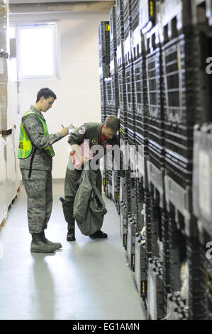 SPANGDAHLEM AIR BASE, Deutschland - Flieger 1. Klasse Brooke Wilson, 52. Logistik Bereitschaft Squadron Mobilität Lehrling, Fragen Captain Benjamin Meier, 480th Fighter Squadron Fighter Pilot, seine chemische Ausrüstung hier zur Unterstützung der Operation Odyssey Dawn 18 März 18 März während einer Personaleinsatz zu funktionieren. Gemeinsame Task Force Odyssey Dawn ist die US Africa Command-Task-Force gegründet, um operative und taktische Kommando und Kontrolle des US-Militärs Kräfte unterstützen die internationale Reaktion auf die Unruhen in Libyen und Durchsetzung von UN Security Council Resolution Resolution 1973. U Stockfoto