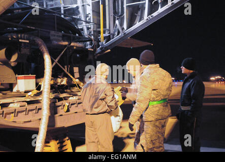 MISAWA AIR BASE, Japan--Yokota und Misawa Flieger bereiten Sie Harnblasen aus einer c-130 Hercules in einer r-11-Kraftstoff-LKW hier 18 März defuel. Yokota bietet Misawa mit Treibstoff, so dass base Operationen nach einem Stromausfall durch das Erdbeben und den Tsunami fortgesetzt werden kann.  Airman 1st Class Krystal M. GarrettReleased Stockfoto