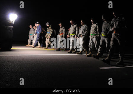 US Air Force Piloten zugewiesen 52. Pflegegruppe durchführen eines ausländischen Objekte und Schutt Inspektion von einem Taxi-Wege 19. März 2011, in Vorbereitung auf den Start der US-Air Force f-16 Fighting Falcon Kampfflugzeuge von 480th Kämpfer-Geschwader zur Unterstützung der gemeinsamen Task Force JTF Odyssey Dawn. JTF Odyssey Dawn ist die US Africa Command-Task-Force gegründet, um operative und taktische Kommando und Kontrolle des US-Militärs Kräfte unterstützen die internationale Reaktion auf die Unruhen in Libyen und Durchsetzung von UN Security Council Resolution Resolution 1973. RESOLUTION 1973 Stockfoto