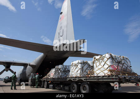 HYAKURI AIR BASE, Japan - Japan Air Self-Defense Force Mitglieder entladen Paletten aus einer c-130 Hercules-Flugzeuge 19.März. Besatzungen aus der 36. Airlift Squadron ausgeliefert sieben Bor Paletten auf einer JASDAF Unterlage Stabilisierungsbemühungen im Kernkraftwerk Fukushima Daiichi zu unterstützen. Osakabe YasuoReleased Stockfoto