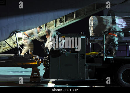 SPANGDAHLEM AIR BASE, Deutschland-Flieger aus der 726 Air Mobility Squadron laden Ladung in einer C-130J Super Hercules hier Operation Odyssey Dawn 20 März unterstützen. Gemeinsame Task Force Odyssey Dawn ist die US Africa Command-Task-Force gegründet, um operative und taktische Kommando und Kontrolle des US-Militärs Kräfte unterstützen die internationale Reaktion auf die Unruhen in Libyen und Durchsetzung von UN Security Council Resolution Resolution 1973. Resolution 1973 autorisiert alle erforderliche Maßnahmen zum Schutz der Zivilbevölkerung in Libyen unter Androhung eines Angriffs durch Gaddafi-Regime Kräfte.  JTF-Odyssey-Daw Stockfoto