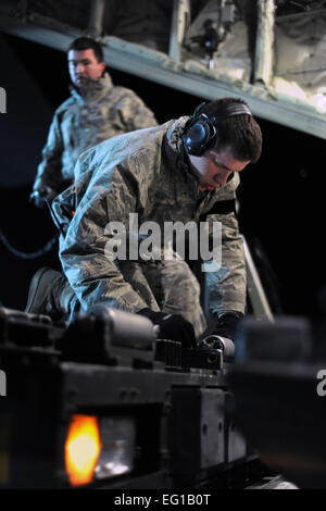 SPANGDAHLEM AIR BASE, Deutschland – ein Flieger von 726 Air Mobility Squadron bereitet sich auf die Ladung auf einer C-130J Super Hercules hier zur Unterstützung der Operation Odyssey Dawn 20 März laden. Gemeinsame Task Force Odyssey Dawn ist die US Africa Command-Task-Force gegründet, um operative und taktische Kommando und Kontrolle des US-Militärs Kräfte unterstützen die internationale Reaktion auf die Unruhen in Libyen und Durchsetzung von UN Security Council Resolution Resolution 1973. Resolution 1973 ermächtigt, alle erforderliche Maßnahmen zum Schutz der Zivilbevölkerung in Libyen unter Androhung eines Angriffs durch Gaddafi-Regime Kräfte Stockfoto