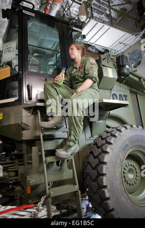 YOKOTA AIR BASE, Japan--wartet Staff Sgt Carol Kemmis, 703rd Aircraft Maintenance Squadron, eine andere Palette innerhalb einer c-17 Globemaster III hier 20 März laden. Dies war die erste c-17 mit humanitären Hilfsgütern auf Sendai Flughafen landen. Osakabe Yasuo Stockfoto