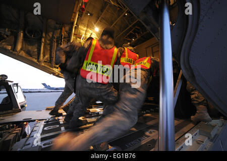 SPANGDAHLEM AIR BASE, Deutschland – Flieger aus 726 Luftbeweglichkeit und 52. Logistik Bereitschaft Staffeln laden Ladung in einer C-130J Super Hercules hier zur Unterstützung der Odyssey Dawn März 21. Gemeinsame Task Force Odyssey Dawn ist die US Africa Command-Task-Force gegründet, um operative und taktische Kommando und Kontrolle des US-Militärs Kräfte unterstützen die internationale Reaktion auf die Unruhen in Libyen und Durchsetzung von UN Security Council Resolution Resolution 1973. Resolution 1973 ermächtigt, alle erforderliche Maßnahmen zum Schutz der Zivilbevölkerung in Libyen unter Androhung eines Angriffs durch Gaddafi-Regime f Stockfoto
