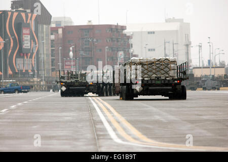 Mitglieder aus der 730. Air Mobility Squadron Transport Relief liefert in ein Lager mit Ladung auf Yokota Air Base, Japan, 21. März 2010. Die Hilfsgüter sollen zur Unterstützung der Operation Tomodachi geliefert werden.  Osakabe Yasuo Stockfoto