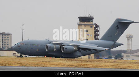 Ein Royal Australian Air Force c-17 Globemaster III-Frachtflugzeug mit einer Wasserpumpe landet auf Yokota Air Base, Japan, 22. März 2011. Die Ausrüstung wird von Yokota, Fukushima, Japan transportiert werden.  Staff Sgt Robin Stanchak Stockfoto