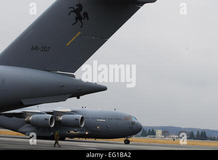 Ein Royal Australian Air Force c-17 Globemaster III-Frachtflugzeug mit einer Wasserpumpe landet auf Yokota Air Base, Japan, 22. März 2011. Die Ausrüstung wird von Yokota, Fukushima, Japan transportiert werden.  Staff Sgt Robin Stanchak Stockfoto