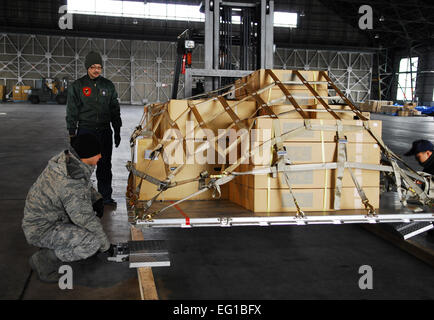 US Air Force Staff Sgt Shaun McCall, ein Kampf gegen Mobilität Flug Rigger aus der 374th Logistik Bereitschaft Squadron, arbeitet mit Japan Air Self-Defense Force Mitglieder in Chitose Air Base, Japan, um eine Palette mit humanitären Hilfsgütern zu wiegen liefert 23. März 2011. Die Lieferungen wurden von der Air Base in Mitsushima, Japan, von Mitgliedern der 36. Airlift Squadron Yokota Air Base in Japan transportiert.  Staff Sgt Robin Stanchak Stockfoto