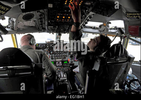 Lieutenant Colonel Jim Pauling und 1. Lt. Mark Titus, 126. Air Refueling Wing, Illinois Air National Guard vorbereiten für den Start in der Vorbereitung für einen Einsatz zur Unterstützung der gemeinsamen Task Force Odyssey Dawn, 24. März 2011 auf Scott Air Force Base, Ill. Die KC-135 wird Luft-Betankung Koalition Flugzeuge Durchsetzung einer Flugverbotszone über Libyen unterstützen. Gemeinsame Task Force Odyssey Dawn ist die US Africa Command-Task-Force gegründet, um operative und taktische Kommando und Kontrolle des US-Militärs Kräfte unterstützen die internationale Reaktion auf die Unruhen in Libyen und Durchsetzung der Vereinten Natio Stockfoto