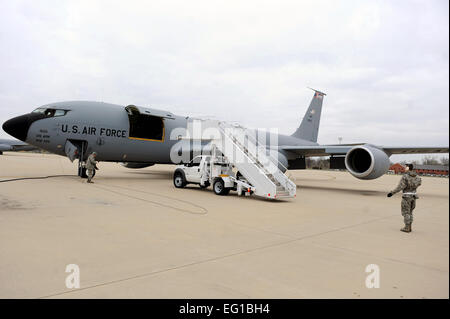 Mitglieder der 126. Air Refueling Wing, Illinois Air National Guard vorbereiten einer KC-135 Stratotanker Starts an einem vorwärts bereitgestellte Speicherort zur Unterstützung der gemeinsamen Task Force Odyssey Dawn, 24. März 2011 auf Scott Air Force Base, Ill. Die KC-135 wird Luft-Betankung Koalition Flugzeuge Durchsetzung einer Flugverbotszone über Libyen unterstützen. Gemeinsame Task Force Odyssey Dawn ist die US Africa Command-Task-Force gegründet, um operative und taktische Kommando und Kontrolle des US-Militärs Kräfte unterstützen die internationale Reaktion auf die Unruhen in Libyen und Durchsetzung der Vereinten Nationen Securi Stockfoto