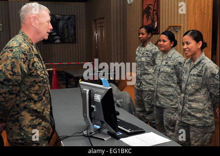 FLUGPLATZ MISAWA, Japan -- U.S. Marine Corps LT. Gen. Kenneth Glueck, Jr., Kommandant General, III Marine Expeditionary Force, Marine Corps Base Japan, spricht mit Airmen über ihre Rolle während des freiwilligen Abflugs März 25. General Glueck kam zu einem kurzen Besuch hier, um den freiwilligen Ausreiseprozess zu sehen. Personal Sgt. Marie BrownWiederertrunkt Stockfoto