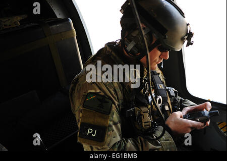 US Air Force Pararescueman Master Sgt. Jeremia Coomer aus der 320th spezielle Taktiken Squadron, Kadena Air Base, Japan, bereitet sein globale Positionsbestimmungssystem vor Durchführung von Suchoperationen über der nordöstlichen Küste von Festland Japan zur Unterstützung der Operation Tomodachi 25. März 2011. Im Rahmen der Operation Tomodachi hat das Militär der Vereinigten Staaten humanitäre Hilfe-Funktionen in der betroffenen Region positioniert, die Katastrophenhilfe auf Ersuchen der Regierung von Japan unterstützen.  Techn. Sgt. DeNoris A. Mickle Stockfoto