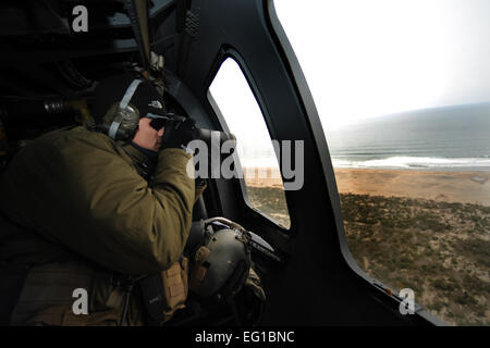 US Air Force Pararescueman Master Sgt. Jeremia Coomer vom 320th Special Tactics Squadron, Kadena Air Base, Japan, dokumentiert verwüsteten Landschaft während der Durchführung Suchoperationen über der nordöstlichen Küste von Festland Japan zur Unterstützung der Operation Tomodachi 25. März 2011. Im Rahmen der Operation Tomodachi hat das Militär der Vereinigten Staaten humanitäre Hilfe-Funktionen in der betroffenen Region positioniert, die Katastrophenhilfe auf Ersuchen der Regierung von Japan unterstützen.  Techn. Sgt. DeNoris A. Mickle Stockfoto