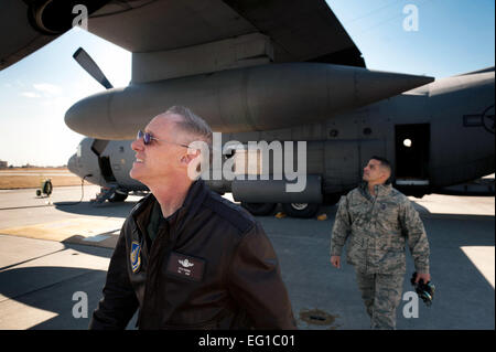 YOKOTA AIR BASE, Japan--Oberst Otto Feather und Chief Master Sgt. Benjamin Caro Jr. führen Sie eine Preflight-gehen-um auf eine C - 130H Hercules auf Yokota Air Base, Japan, 26. März 2011. Oberst Feder, 374th Airlift Wing Commander, flog fünf Paletten von Trinkwasser nach Sendai Airport an japanische Bürger in Not verteilt werden. Chief Caro, 374th AW Command Chief Master Sergeant, begleitete ihn zu sehen, die Verwüstungen durch den März 11 Erdbeben und Tsunami sowie erfüllen die Flieger der östlichen Küste von Japan wieder aufbauen helfen. Staff Sgt Samuel Morse Stockfoto