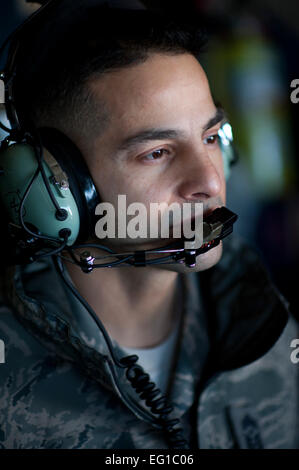 ÜBER JAPAN--Schaut Chief Master Sgt. Benjamin Caro Jr., 374th Airlift Wing Command Chief Master Sergeant, aus dem Fenster einer C - 130H Herkules bei der Zerstörung noch vorhanden am Flughafen Sendai, Japan, 26. März 2011. Chief Caro flog mit Oberst Otto Feather, 374th AW Kommandanten, fünf Paletten von Trinkwasser für japanische Bürger in Not nach Sendai Airport fliegen. Staff Sgt Samuel Morse Stockfoto