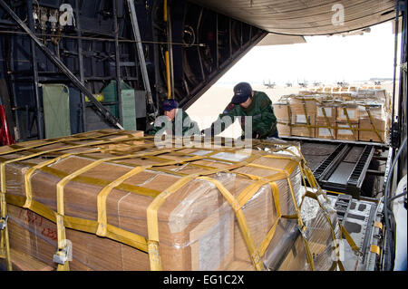 CHITOSE AIR BASE, Japan--Mitglieder der japanischen Streitkräfte laden eine Palette auf eine 36. Airlift Squadron c-130 in Chitose Air Base, März 29. Der c-130 ist humanitärer Güter und Zubehör für die japanischen Streitkräfte zur Unterstützung der Operation Tomodachi bekommen. /Master Sgt Jeromy K. Cross Stockfoto