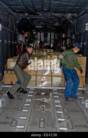 CHITOSE AIR BASE, Japan--US Air Force Captain Eric Elmore, 36. Airlift Squadron und Mitglied der japanischen Streitkräfte drücken eine Palette auf eine c-130 in Chitose Air Base, März 29. Der c-130 ist humanitärer Güter und Zubehör für die japanischen Streitkräfte zur Unterstützung der Operation Tomodachi bekommen. /Master Sgt Jeromy K. Cross Stockfoto