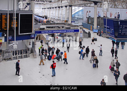 Der Eingang zur U-Bahnstation Waterloo von der Bahnhofshalle, London, England Stockfoto