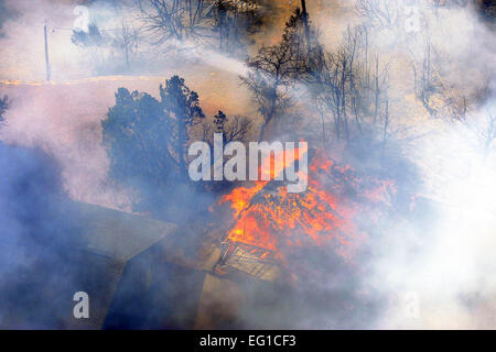 Wildfire in West Texas als kämpfende Mannschaften Feuer brennt versuchen, April 15 enthalten. Waldbrände haben in verschiedenen Teilen von Texas verbreitet. US-Nationalgarde Foto von Staff Sgt Malcolm McClendon Stockfoto