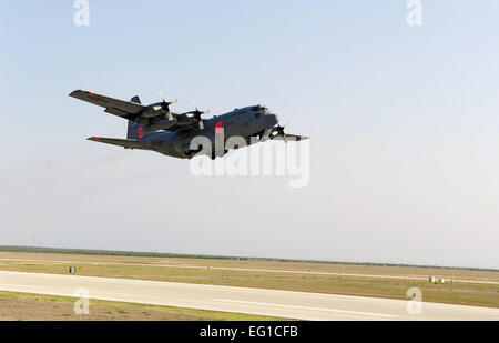 LAUGHLIN AIR FORCE BASE, Texas - eine Reserve der Luftwaffe c-130 ausgestattet mit US Abteilung der Landwirtschaft Forest Service in der Luft Feuer kämpfen Baukastensystem fährt gegen ein Lauffeuer in einer Nachbarschaft in Austin, Texas, April 17 April 17. US Northern Command hat sechs c-130 Flugzeuge mit MAFFS ausgestattet, um den Kampf gegen laufende Waldbrände im Bereich unterstützen bereitgestellt.  Staff Sgt Quinton Russ Stockfoto